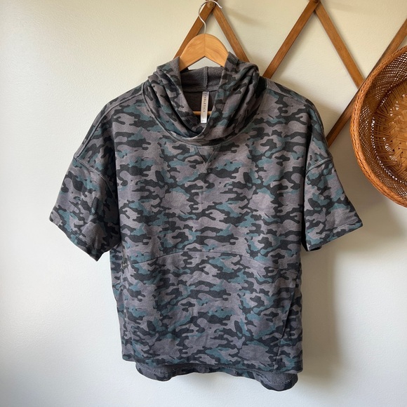 Fabletics Hadley Hi-Low Short-Sleeve Tee Camo Hoodie - Picture 2 of 5